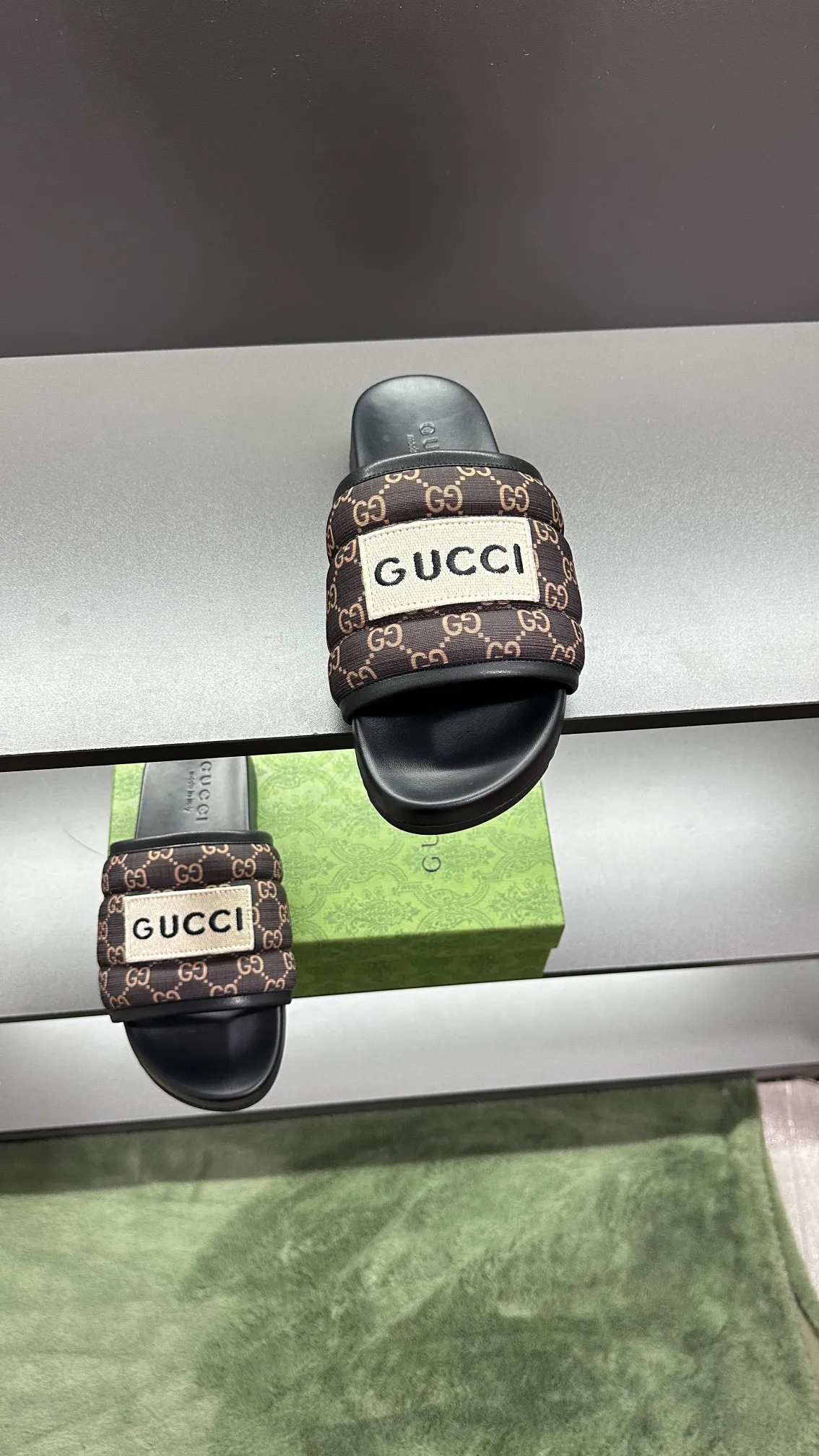 [G Family Couple Style] P: 300💰Female size 36~40 Men's size 39~45, (46. Custom-made Unisex GG slippers This slipper is made of GG polyester fiber and is decorated with a Gucci label on the front, adding a striking logo feel to the style. Beige GG recycled polyester fiber Unisex leather trim "Gucci Made in Italy" embroidered label Rubber sole Flat Made in Italy